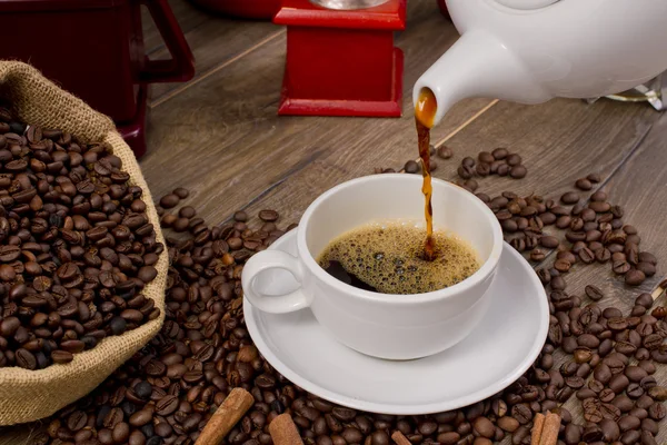 Κόκκους καφέ και φλιτζάνι καφέ — Φωτογραφία Αρχείου