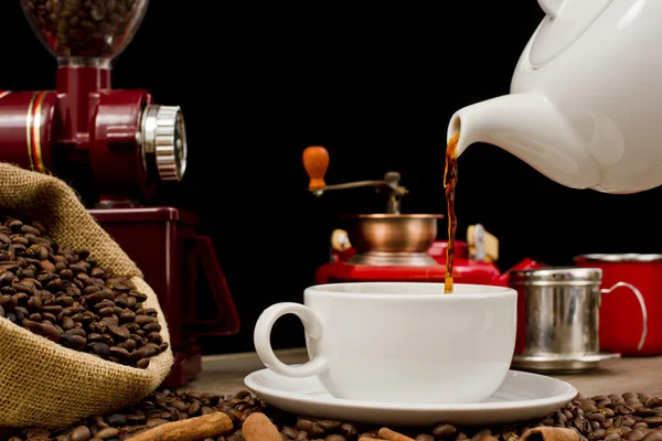 Chicchi di caffè e tazza di caffè — Foto Stock