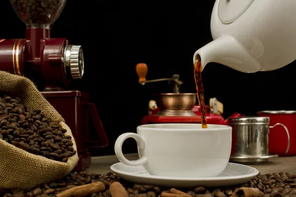 Grãos de café e xícara de café — Fotografia de Stock