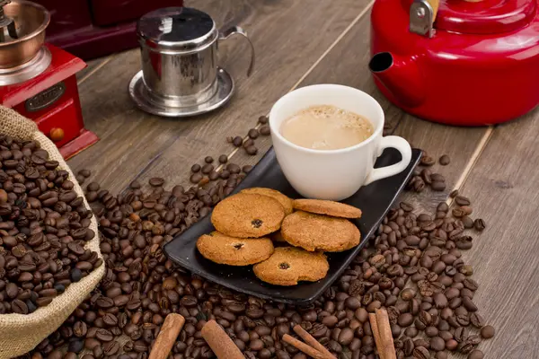 Chicchi di caffè e tazza di caffè — Foto Stock