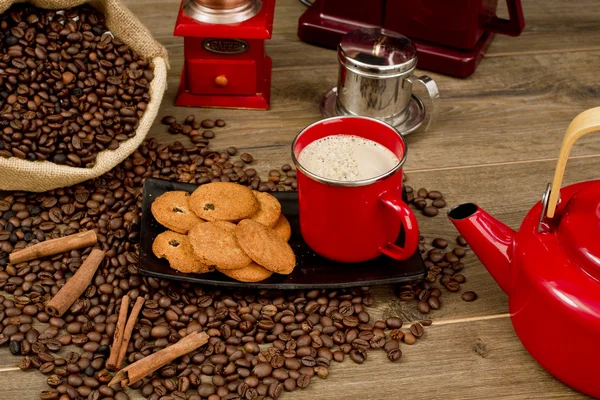 Coffee beans and cup of coffee — Stock Photo, Image