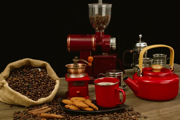 Koffiebonen en een kop koffie — Stockfoto