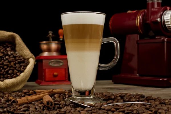 Chicchi di caffè e tazza di caffè — Foto Stock