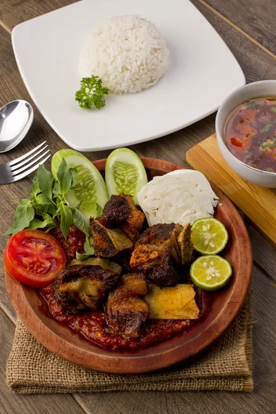 Iga penyet, Indonesian fried beef ribs — Stock Photo, Image