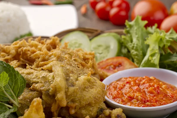 Ayam goreng penyet, ayam goreng Indonesia — Stok Foto