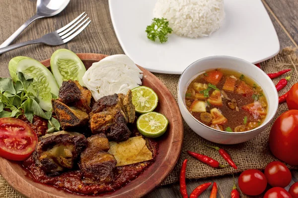 Iga penyet, Indonesian fried beef ribs — Stock Photo, Image