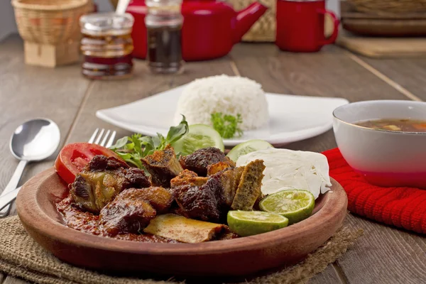 Iga penyet, Indonesian fried beef ribs — Stock Photo, Image