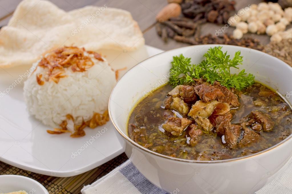 Nasi rawon, Indonesian beef soup — Stock Photo © ismedhasibuan #117322212