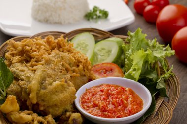 ayam goreng penyet, Endonezya kızarmış tavuk