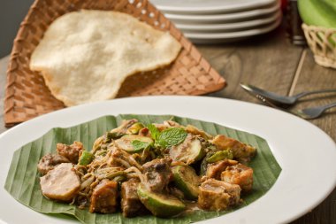 rujak cingur, Endonezya salatası inek dudakları yaptı.