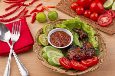 Endonezya kavrulmuş tavuk