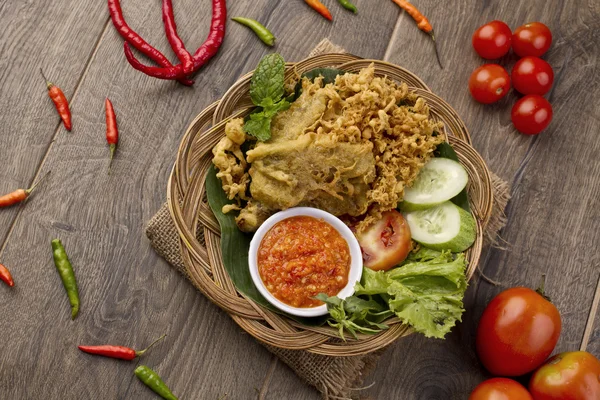 Ayam goreng penyet, indonesisches gebratenes Huhn — Stockfoto