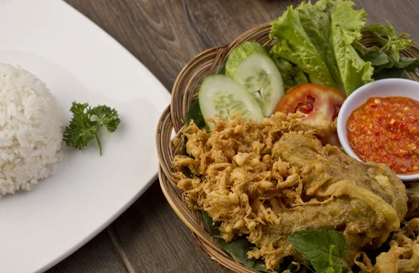 Ayam goreng penyet, indonesisches gebratenes Huhn — Stockfoto