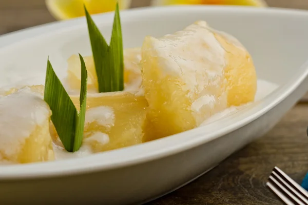 Singkong santan gurih, Indonesian food made of cassava — Stock Photo, Image