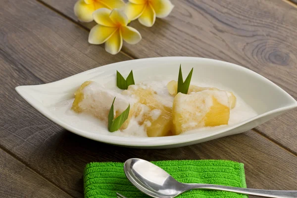 Singkong santan gurih, Indonesian food made of cassava — Stock Photo, Image