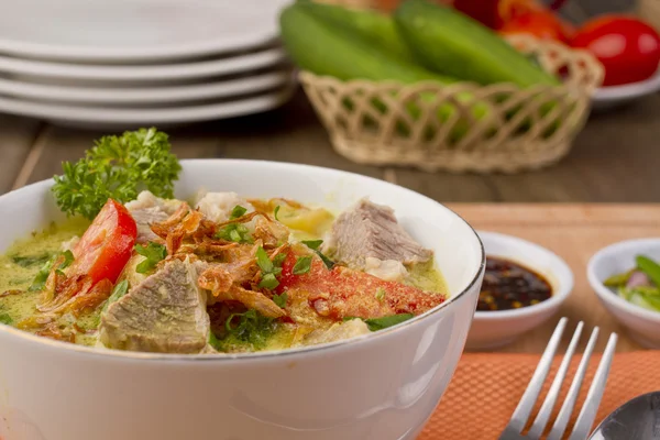 Soto betawi, soupe de viande indonésienne — Photo