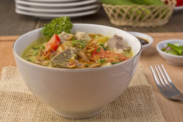 Soto betawi, soupe de viande indonésienne — Photo