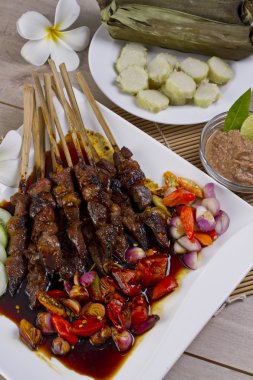 kambing, Endonezya kuzu eti satay doyurmak