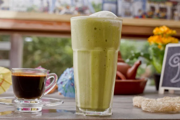 Tazza di caffè freddo e caldo — Foto Stock