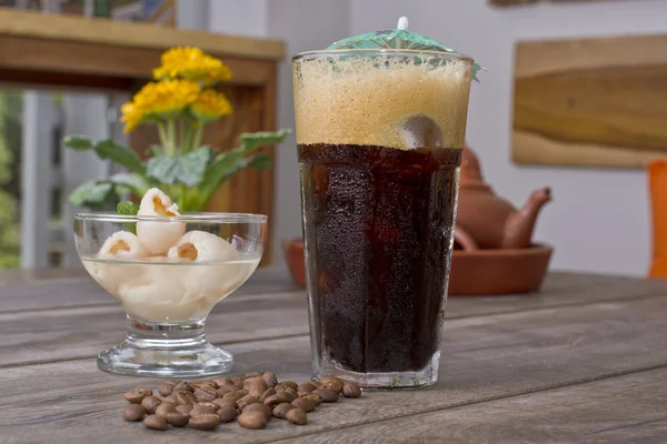 Tazza di caffè freddo e caldo — Foto Stock