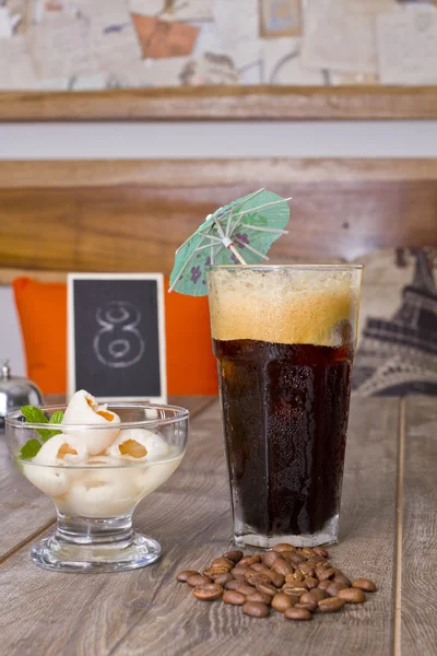 Tazza di caffè freddo e caldo — Foto Stock