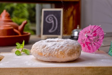 çörek, kızarmış enoki mantar, patates kızartması