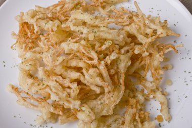 çörek, kızarmış enoki mantar, patates kızartması