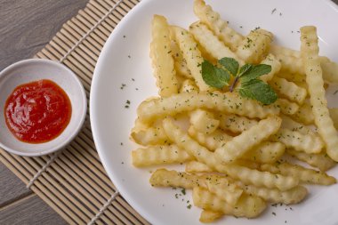 çörek, kızarmış enoki mantar, patates kızartması