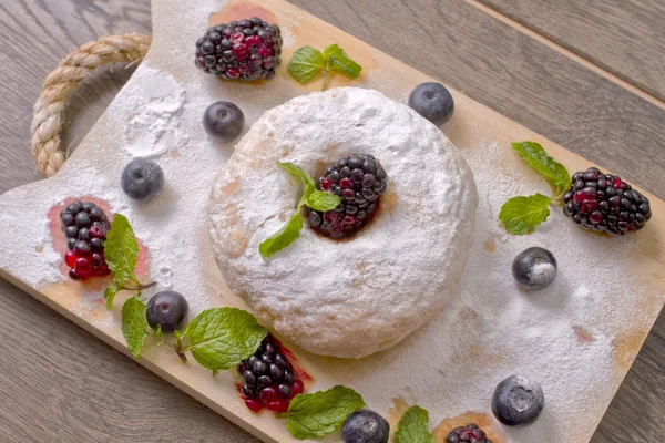 Pączki, smażone grzyby enoki, frytki — Zdjęcie stockowe