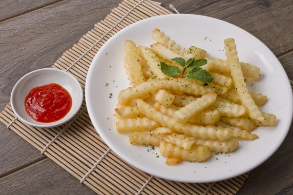 Beignets, champignons frits enoki, frites — Photo