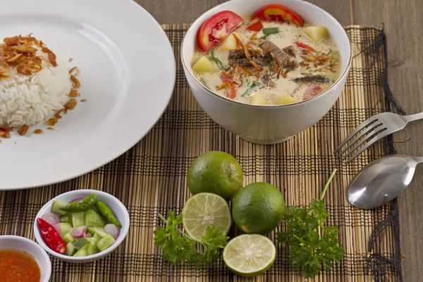 Soto daging indonesische Rindfleischsuppe — Stockfoto