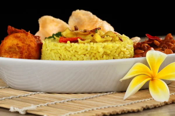 Gele rijst met pittige ei — Stockfoto