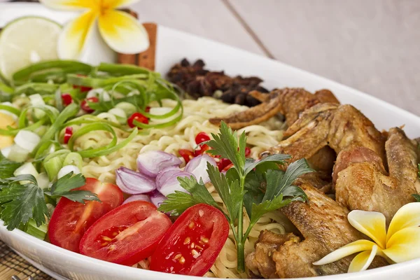 Fideos fritos con alas de pollo —  Fotos de Stock