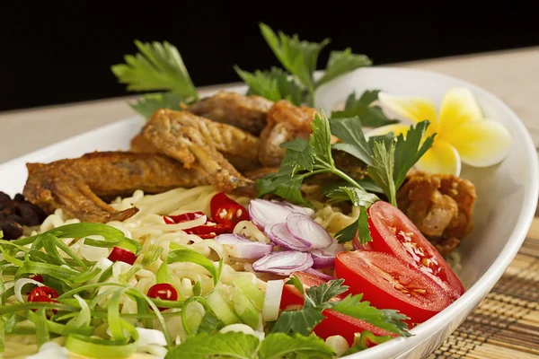 Fideos fritos con alas de pollo — Foto de Stock