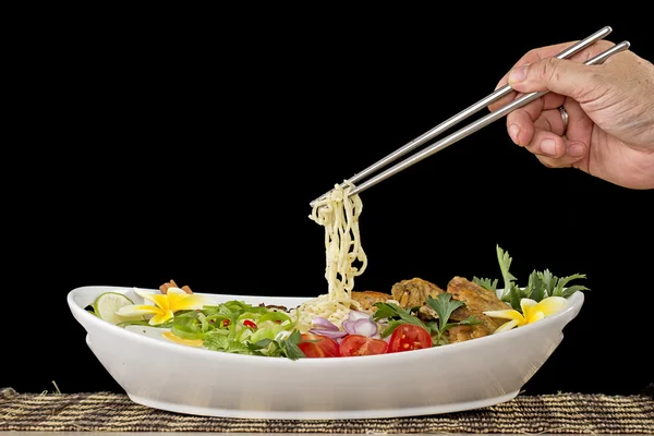 Macarrão frito com asas de frango — Fotografia de Stock