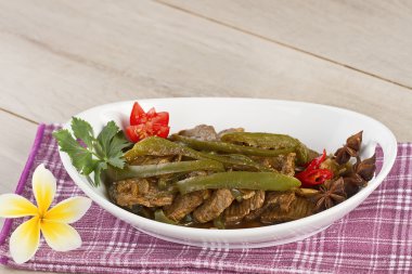 Endonezya Gıda, et ve yeşil biber karabiber sos ile