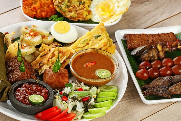 Pecel madiun, indonesischer Gemüsesalat — Stockfoto