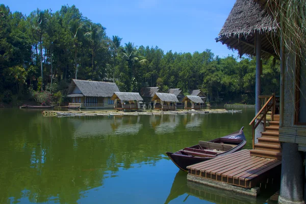 Villaggio vicino al lago — Foto Stock