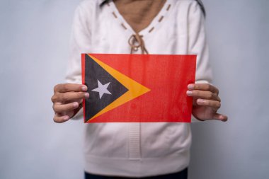Timor Leste Bayrağını Tutan Kişi
