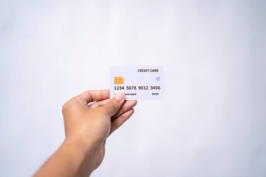 Elinde beyaz bir kredi kartı var.