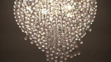 Parıldayan cam boncuklarıyla Zarif Kristal Avize