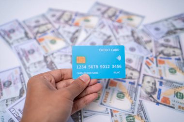 El Hattındaki Mavi Kredi Kartı Bir Doların Üzerinde