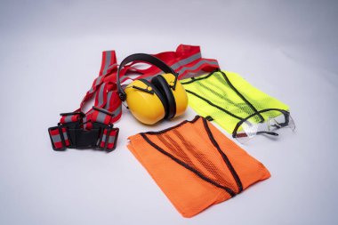 Kişisel Koruma Ekipmanları Beyazın Üzerinde Ayrı Tutuldu