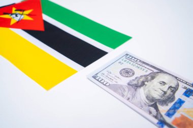 Mozambik Bayrağı ve Amerikan Doları Mali Konsepti