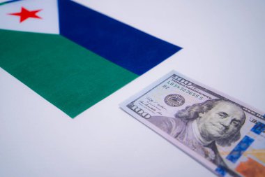 Cibuti Bayrağı ve ABD Doları Banknotu
