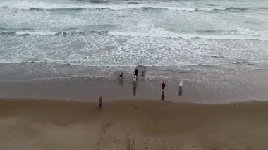 Okyanus Kıyısında Oynayan Hava Görüntüleme İnsanları