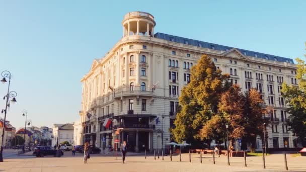 Luxus szállodák, történelmi épületek és utcák Óváros naplementekor — Stock videók