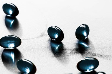 Sağlıklı beslenme için mavi bitkisel kapsüller, ecza markası mağazası, probiyotik ilaç hapları sağlık hizmeti için ya da ilaç endüstrisi reklamları için destek ürünleri