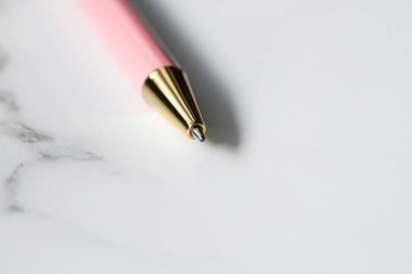 Mermer arka planda pembe kalem, lüks kırtasiye ve ticari marka.