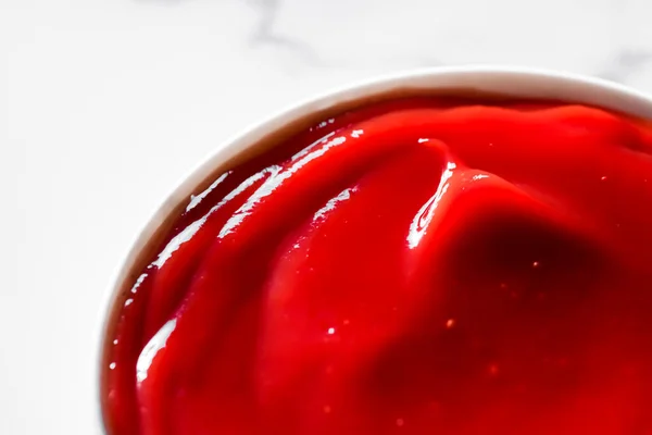 Ketchup bio, sauce tomate gros plan, contexte alimentaire et recette maison — Photo